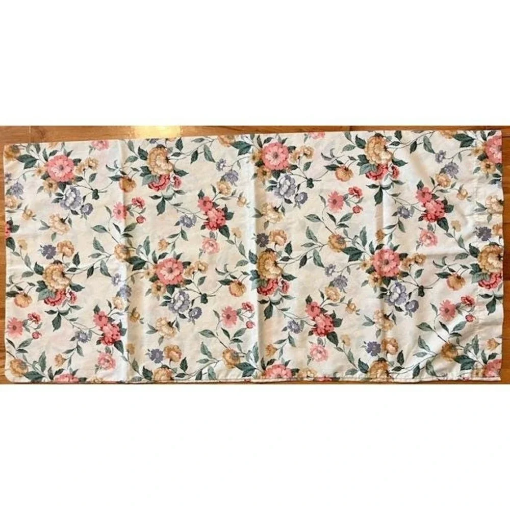 Vintage King size pillowcase with cottagecore flowers, Thomaston‎